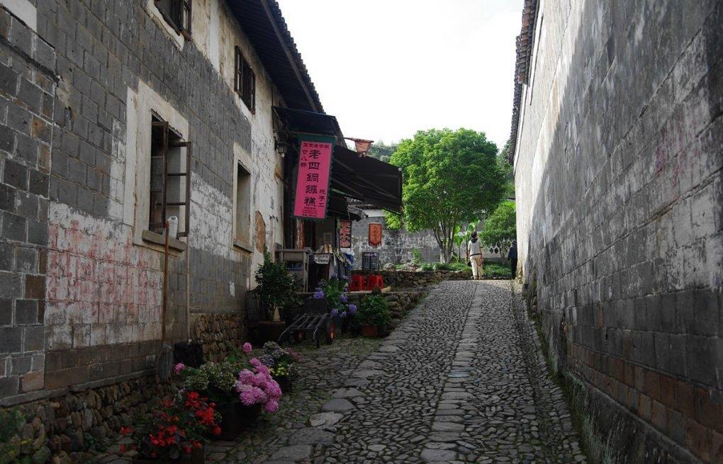 笑脸球的冒险之旅